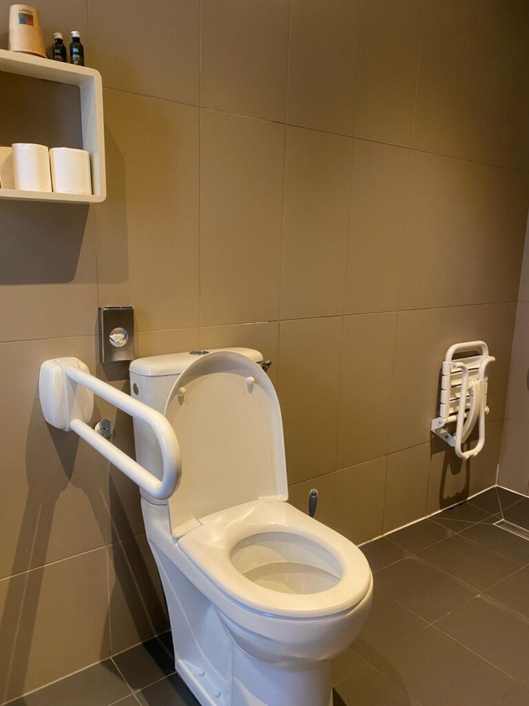 Salle de bains d’une chambre PMR : WC