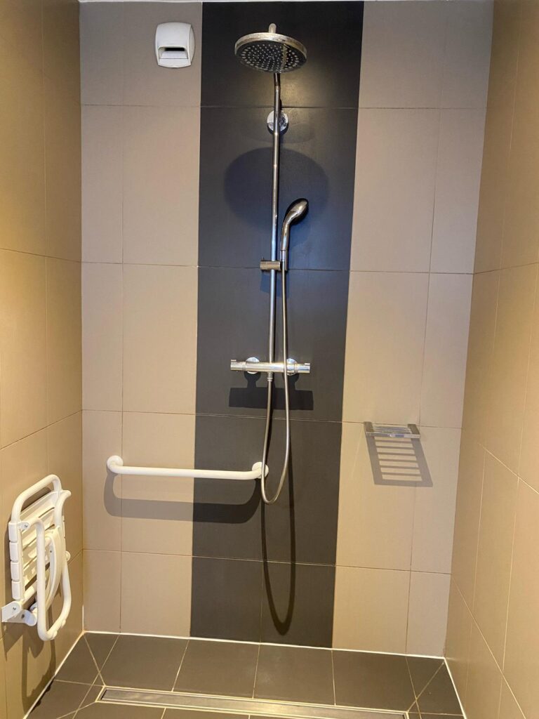 Salle de bains d’une chambre PMR : douche