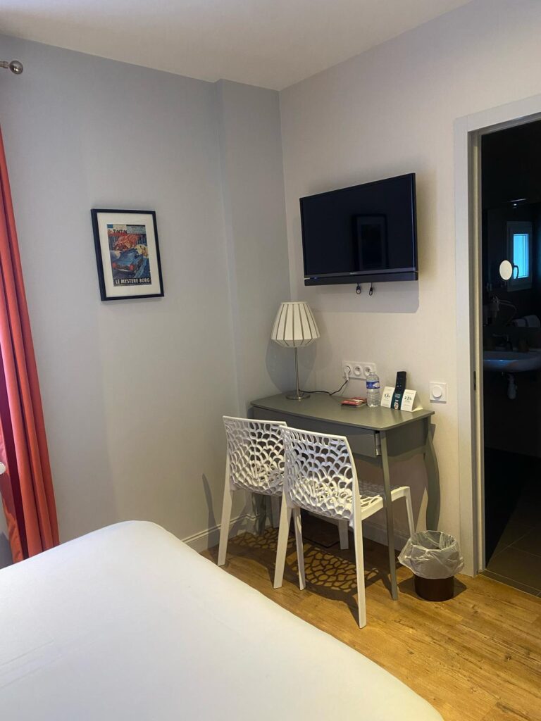Chambre PMR : coin bureau, télévision et chaises